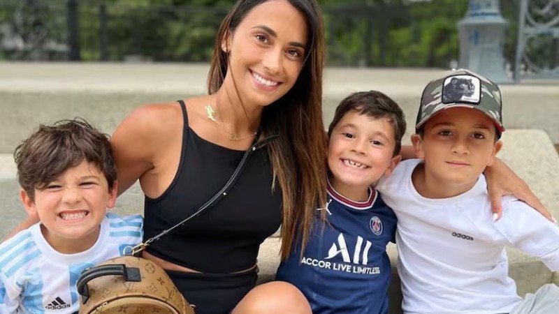 Antonela Roccuzzo emocionada por una cartita y foto que recibió de sus hijos